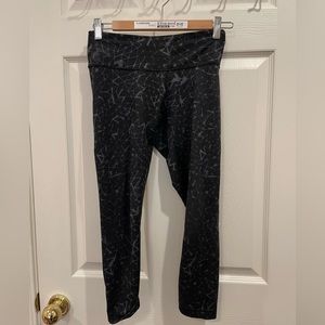 Lulu lemon black and grey web capri leggings sz4